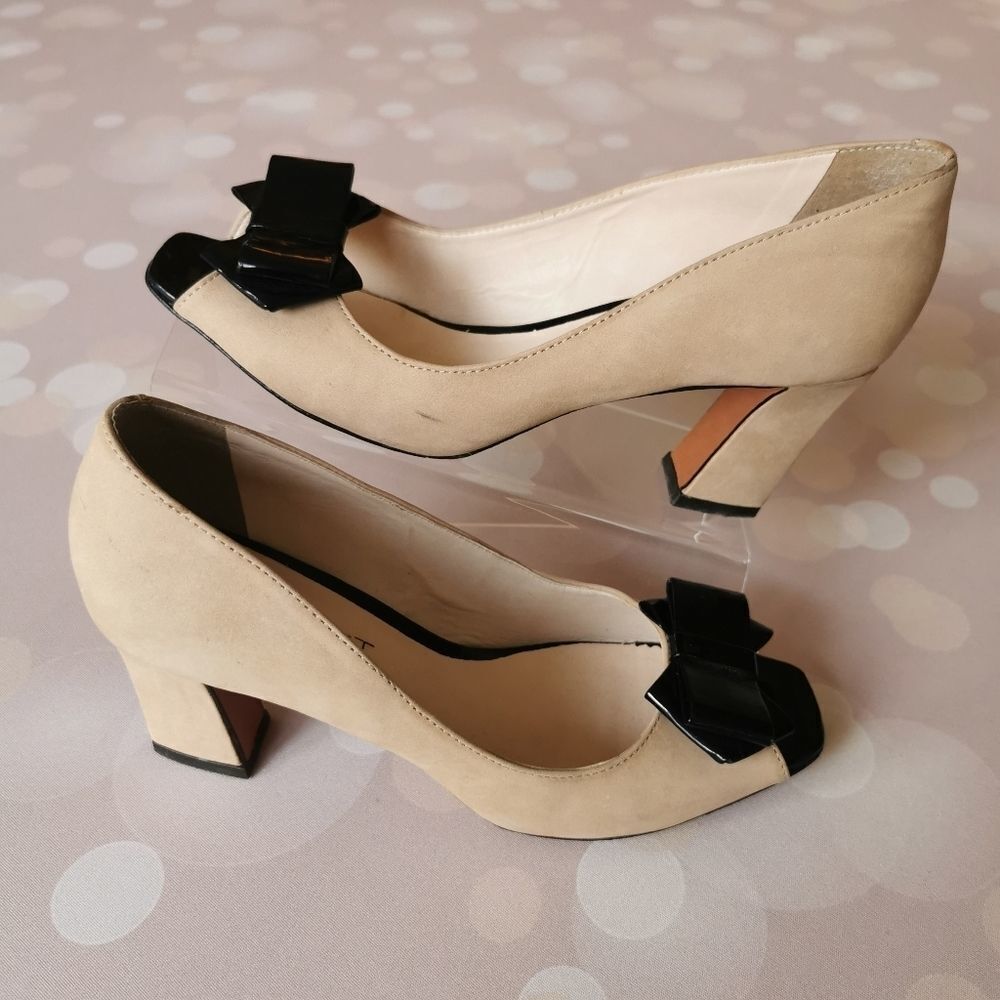 US 9 heel peep toe suede cream black